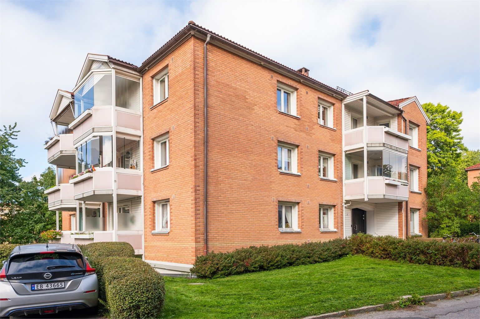 Leiligheten ligger i et barnevennlig område på Hovin, tilbaketrukket fra trafikk.