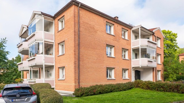 Leiligheten ligger i et barnevennlig område på Hovin, tilbaketrukket fra trafikk.