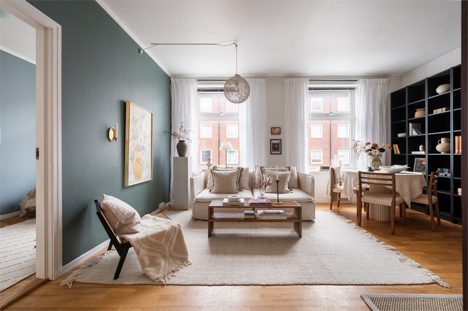 Stuen har en generøs takhøyde på 2,73 meter, som sammen med store vindusflater gir en luftig romfølelse.