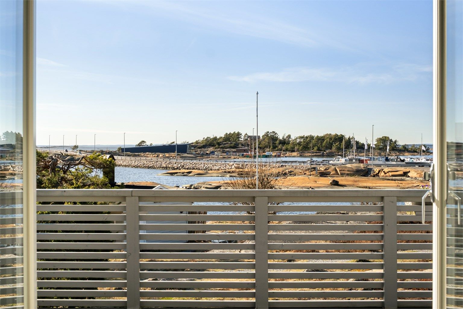 Terrassen byr på vid utsikt mot vest, til blant annet Oslofjorden med Vestfold-siden i bakgrunnen.