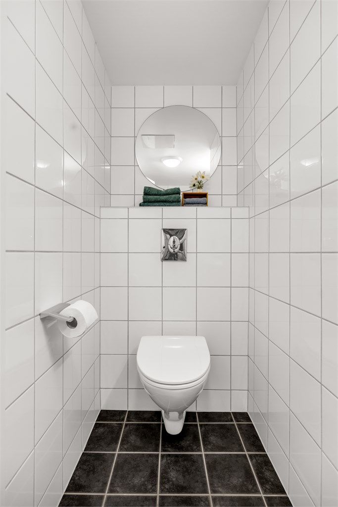 Videre er det vegghengt toalett. Badet ble i 2021 oppgradert med nytt servantskap, servant og armatur.