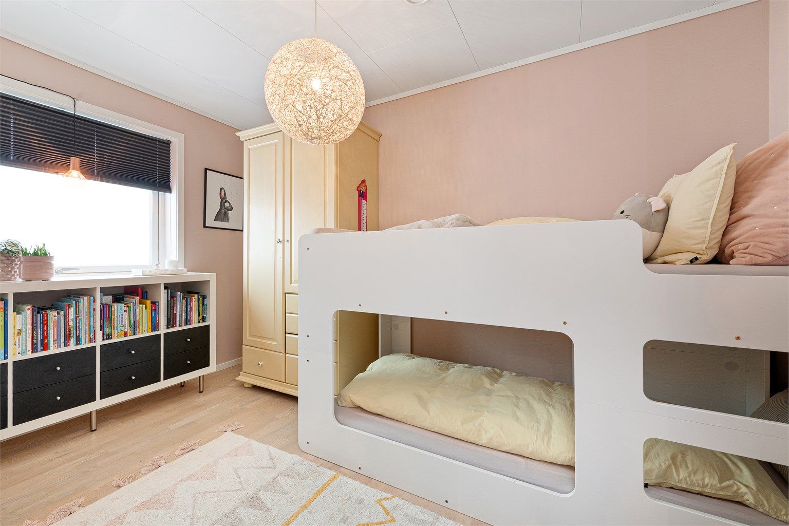 Også her er det parkett på gulvet og vindu som gir godt med dagslys.