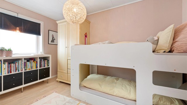 Også her er det parkett på gulvet og vindu som gir godt med dagslys.