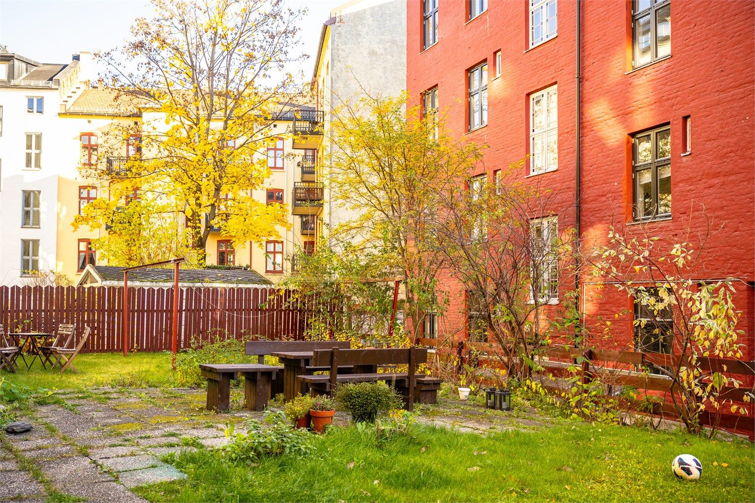 Hyggelig bakgård som er opparbeidet med diverse beplantning, prydbusker og steinbelagte gangbaner.