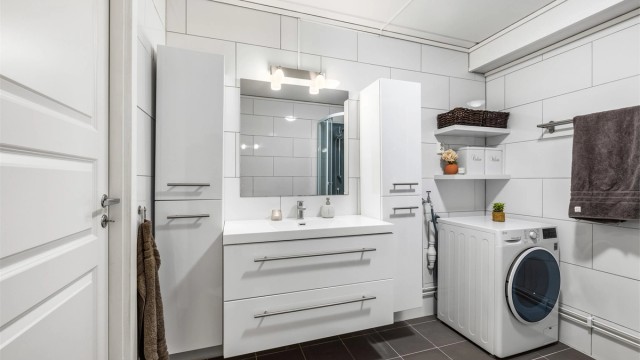 Badet ble oppgradert i 2019 og har baderomsmøbler fra Megaflis.