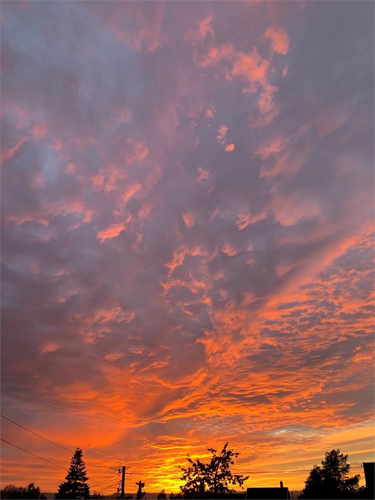 Fra tomten ser man solen gå ned langt borte i horisonten. Dette byr på mange magiske solnedganger. Foto - Selger