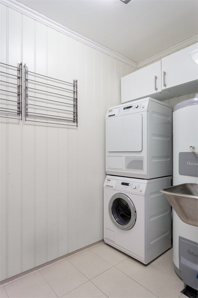 Leiligheten har et eget, praktisk vaskerom med en 300-liters varmtvannsbereder med hurtigoppvarming - Rommet er ikke bruksendret/omsøkt.