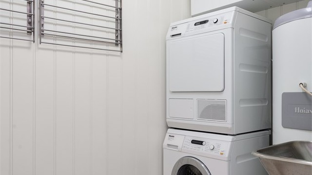 Leiligheten har et eget, praktisk vaskerom med en 300-liters varmtvannsbereder med hurtigoppvarming - Rommet er ikke bruksendret/omsøkt.