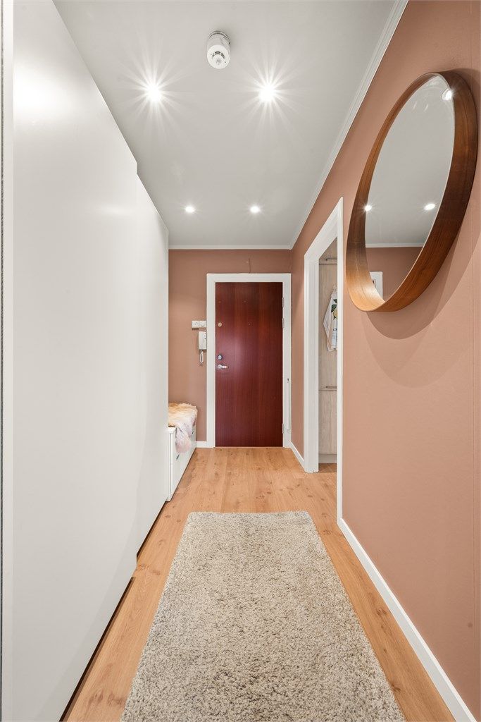 Entréen er lys og innbydende med integrerte downlights i himlingen.