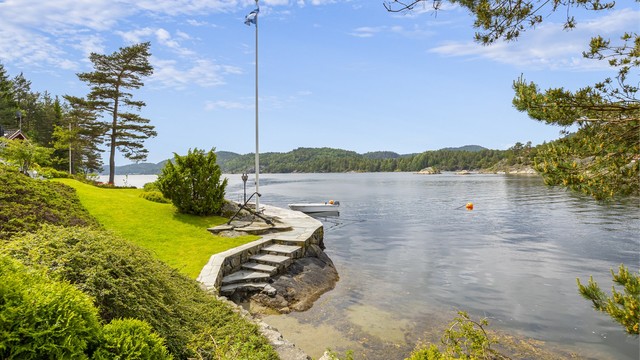 Eiendommen har en opparbeidet hage med plenarealer for lek og moro. Det er tinglyst rett til bruk av sandviken på bildet.