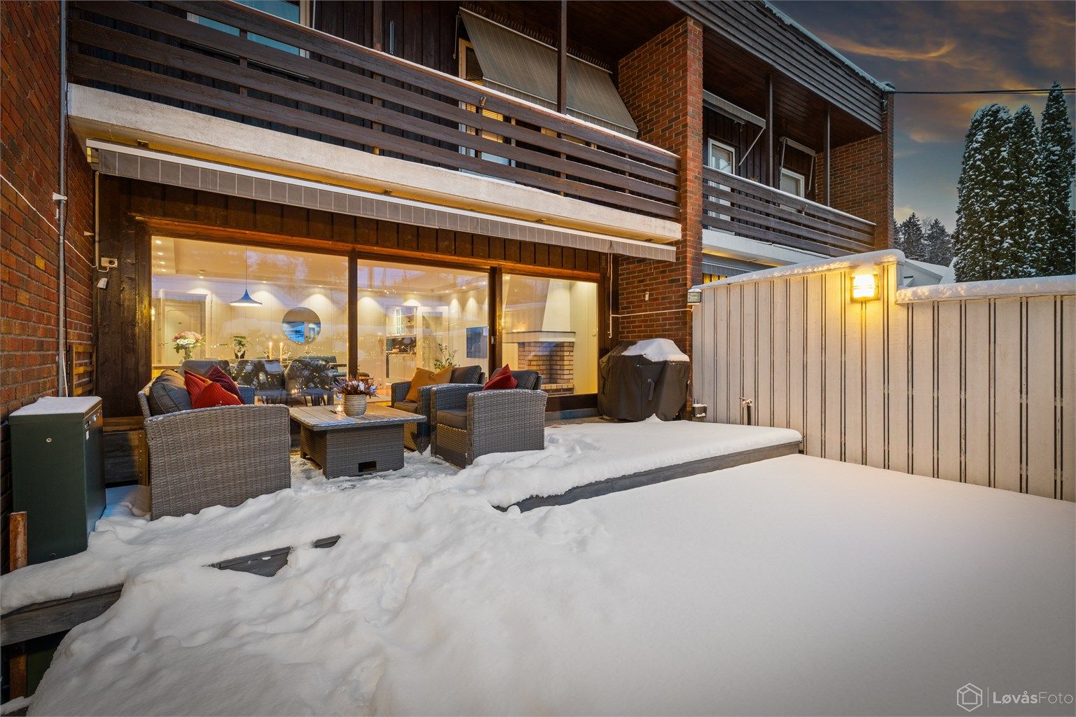 Boligen har en solrik hage og en markterrasse med direkte adkomst fra stuen.