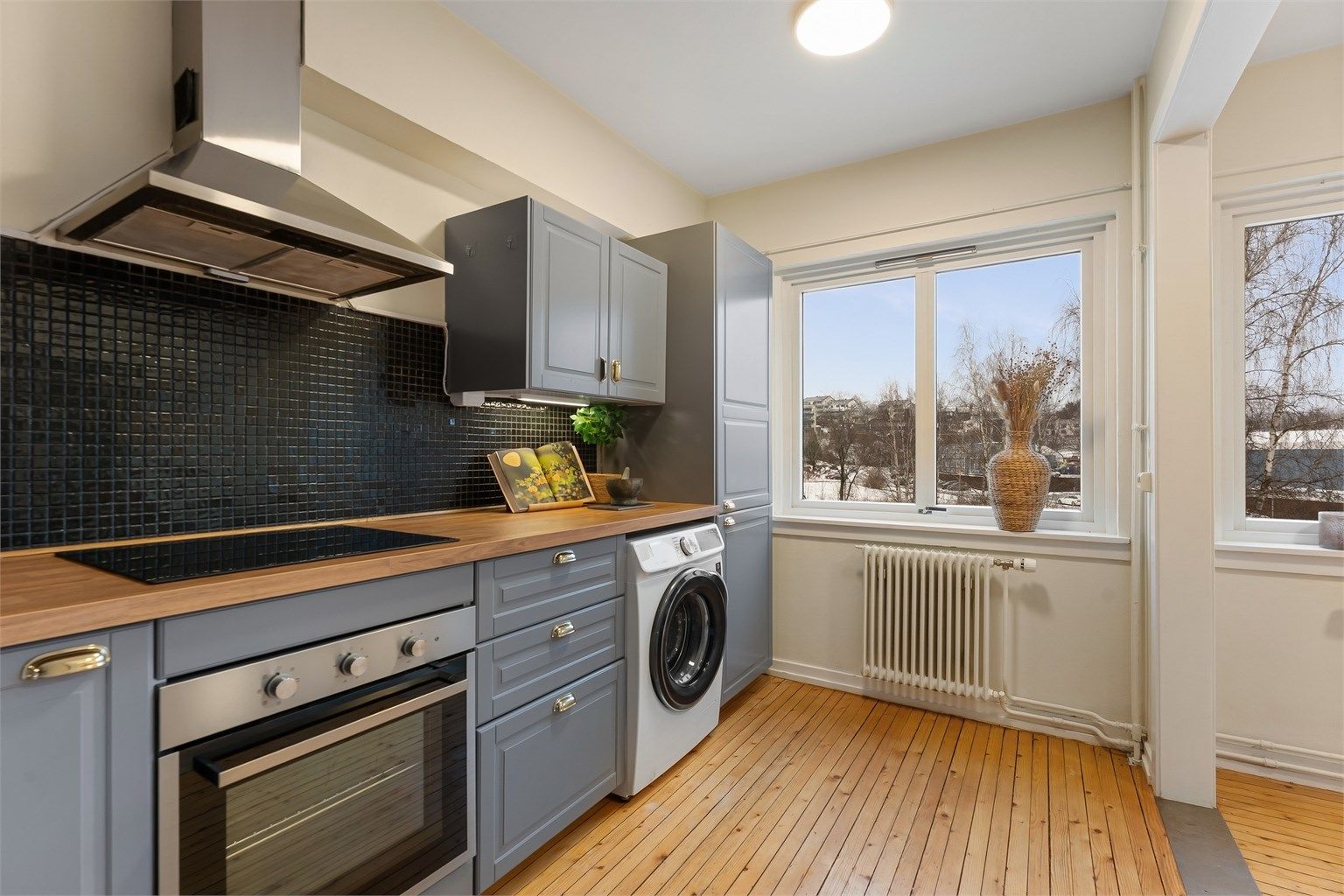 Integrert stekeovn, platetopp og kjøleskap med frysedel medfølger handelen.