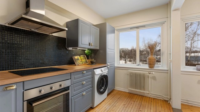 Integrert stekeovn, platetopp og kjøleskap med frysedel medfølger handelen.