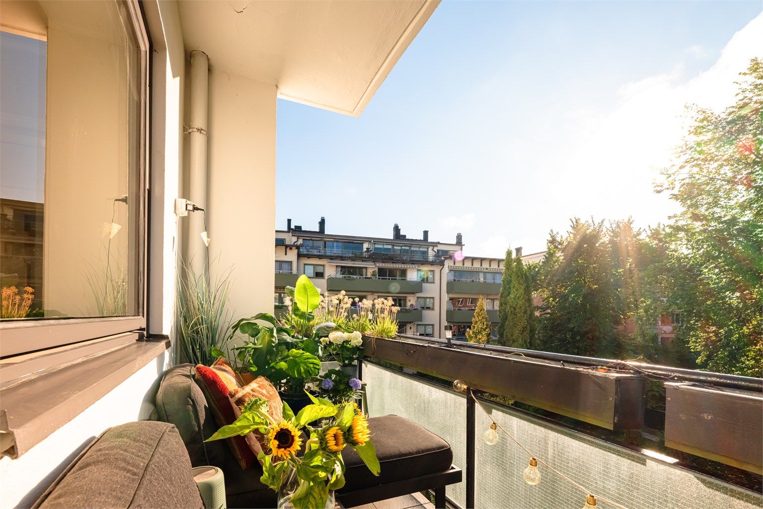 Det er god plass til sittegruppe, beplanting og grill. I følge selger er det midtsommers sol på balkongen fra ca. kl. 08:30 til ca.16:30.