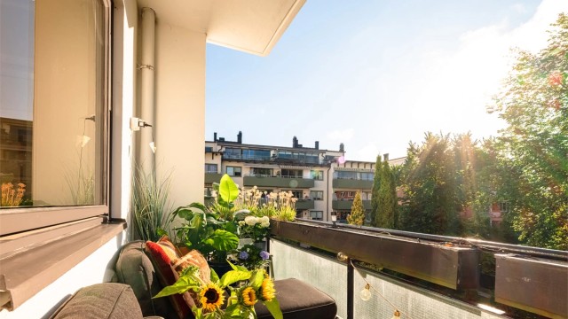 Det er god plass til sittegruppe, beplanting og grill. I følge selger er det midtsommers sol på balkongen fra ca. kl. 08:30 til ca.16:30.