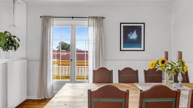 Her er det god plass til et stort spisebord og muligheter for å skape en hyggelig sosial sone.