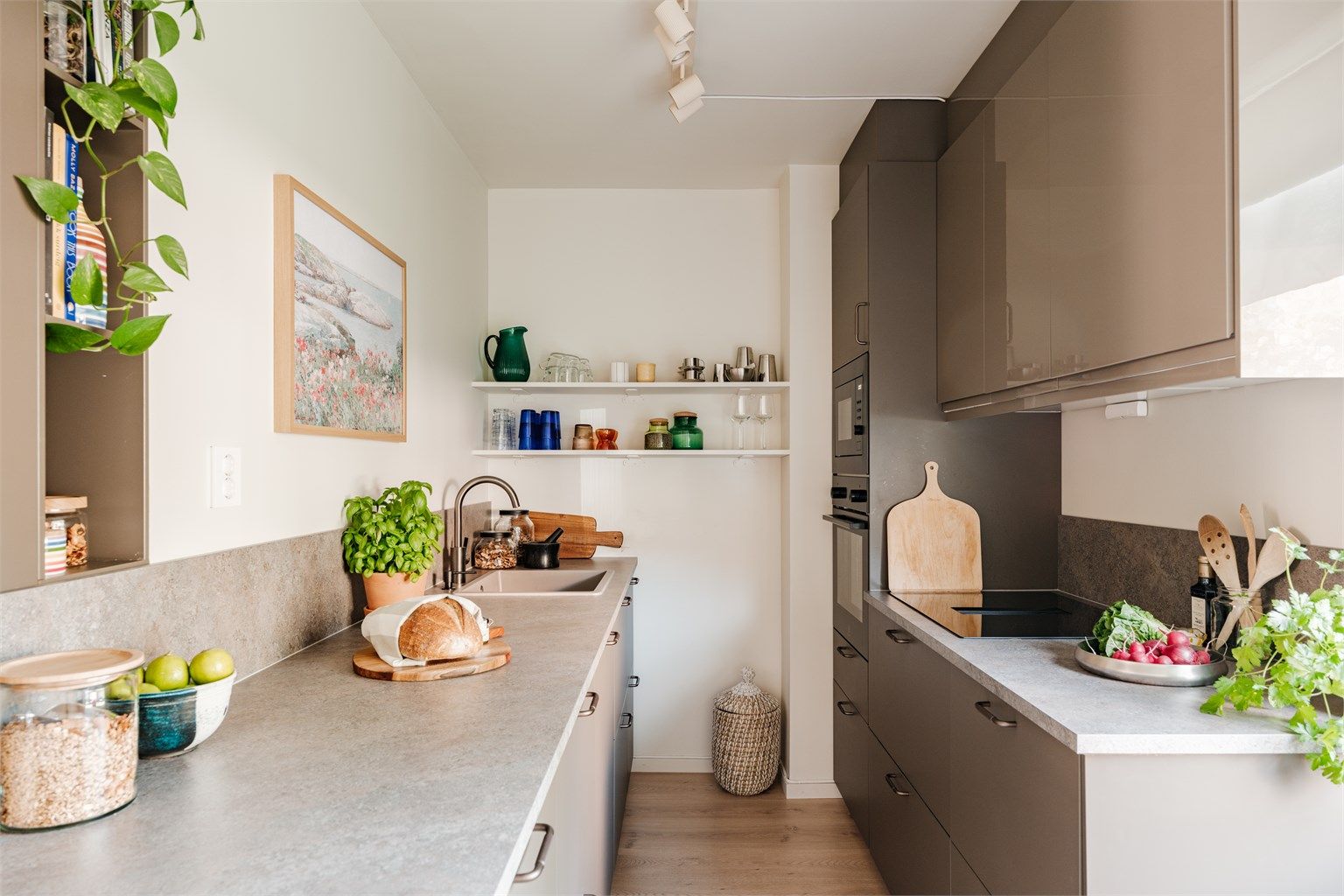 Kjøkkeninnredning fra 2025 med brunbeige fronter og laminat benkeplate