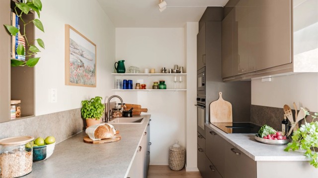 Kjøkkeninnredning fra 2025 med brunbeige fronter og laminat benkeplate