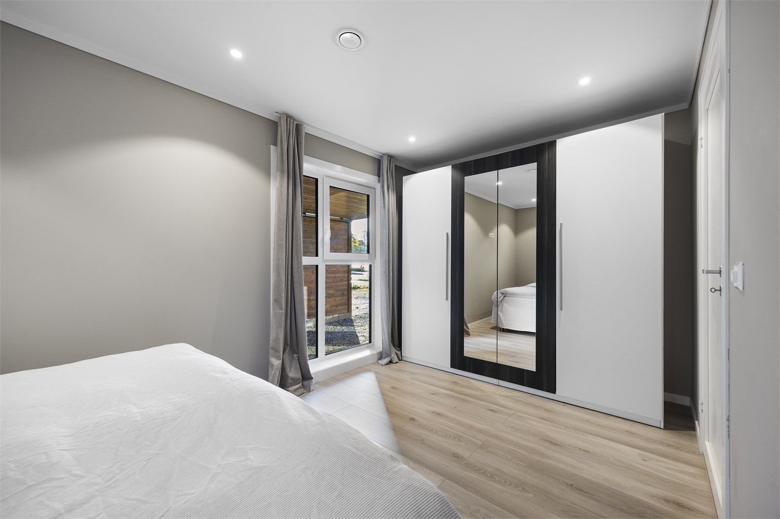 Stor garderobe og romslig med plass på soverom. 