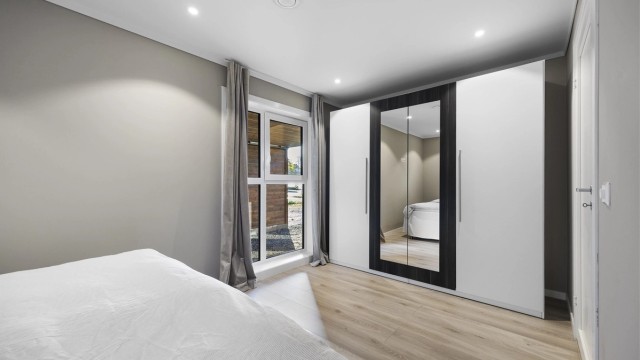 Stor garderobe og romslig med plass på soverom.