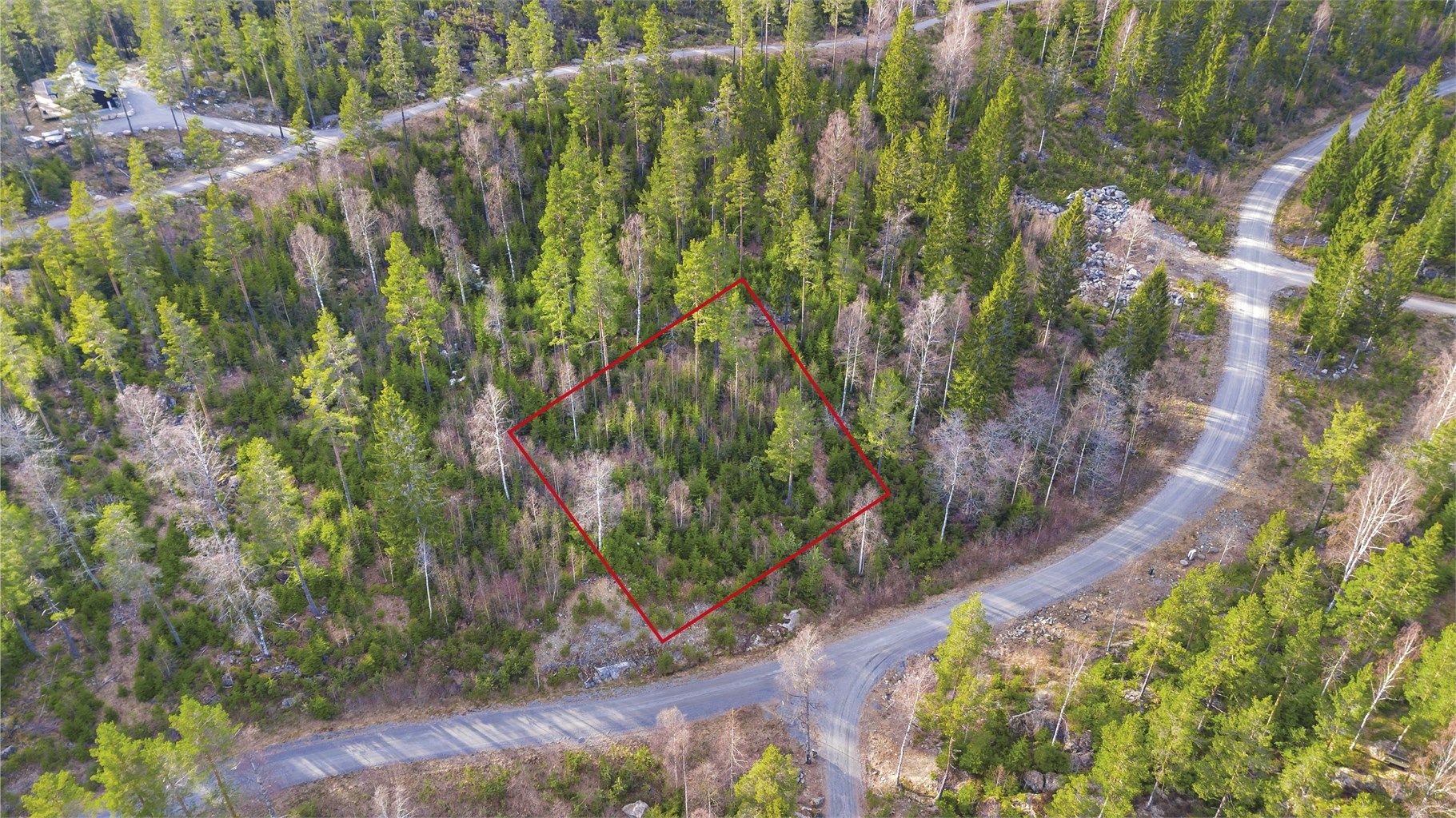 Tomten er på 1.548 kvm og er regulert til småhytte bebyggelse med mulighet for 100 kvm hovedhytte og 50 kvm garasje/uthus