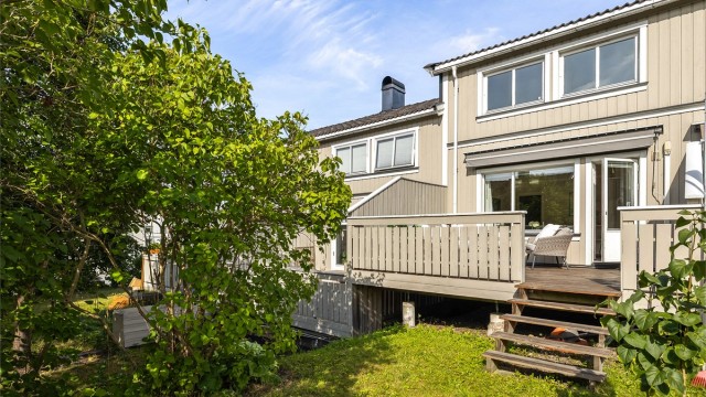 Eiendommen har en fin disponibel hageflekk i tilknytning til terrassen.
