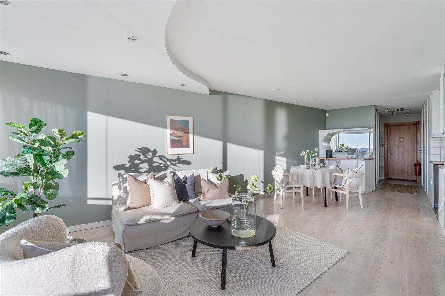 Lys og luftig stue med god plass både sitte- og spisegruppe.