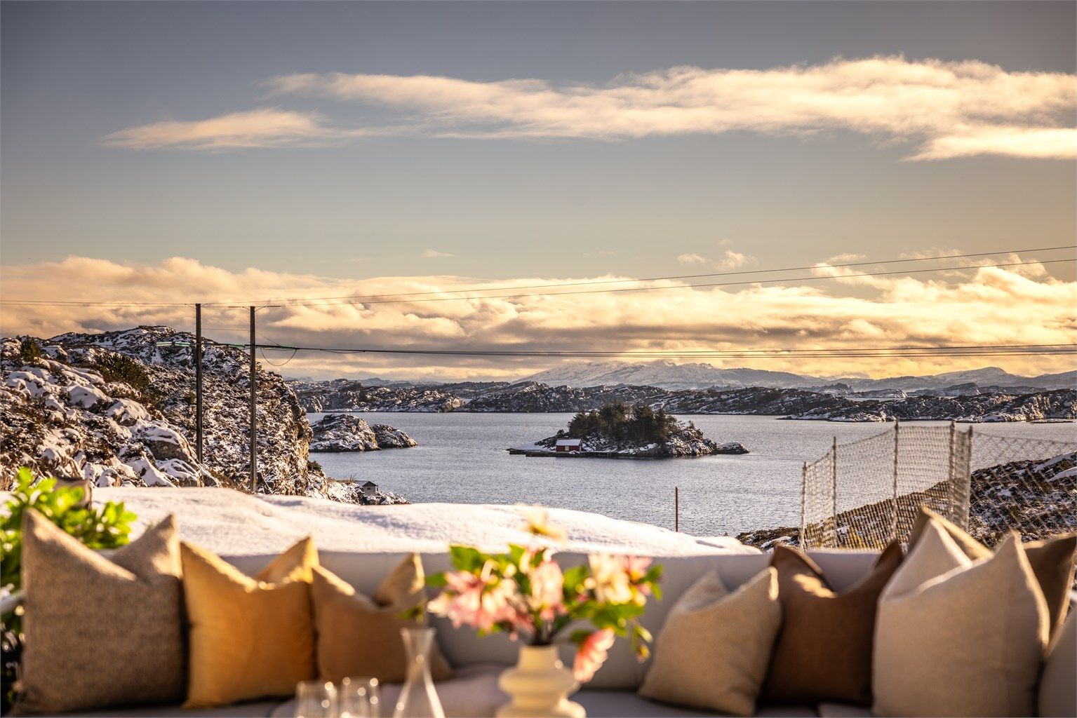 - I tillegg til denne idylliske utsikten byr et liv langs kysten en egen ro, reinere luft og et vakkert landskap ofte innbyr til kreativitet og inspirasjon -