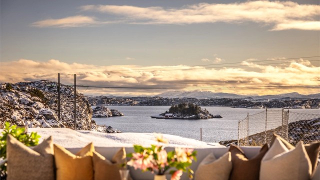 - I tillegg til denne idylliske utsikten byr et liv langs kysten en egen ro, reinere luft og et vakkert landskap ofte innbyr til kreativitet og inspirasjon -
