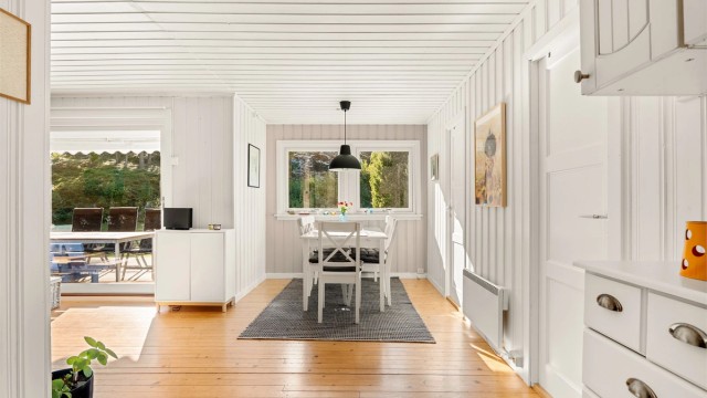 Spisebordet har sin naturlige plass ytterst i stuen - få skritt unna kjøkkenet.