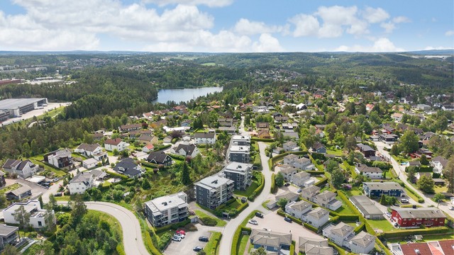 Nærhet til flotte tur- og friluftsområder, badevann og stier i Sørmarka.