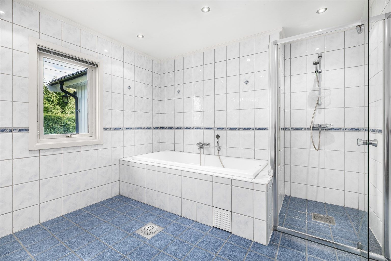 Med både dusjhjørne og badekar byr badet på valgfrihet.