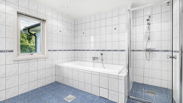 Med både dusjhjørne og badekar byr badet på valgfrihet.