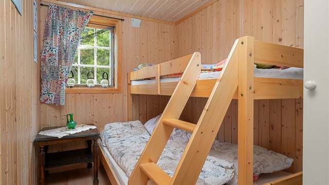 Praktisk soverom innredet med familiekøye, som gir flere sengeplasser og passer godt til både familie og overnattingsgjester.