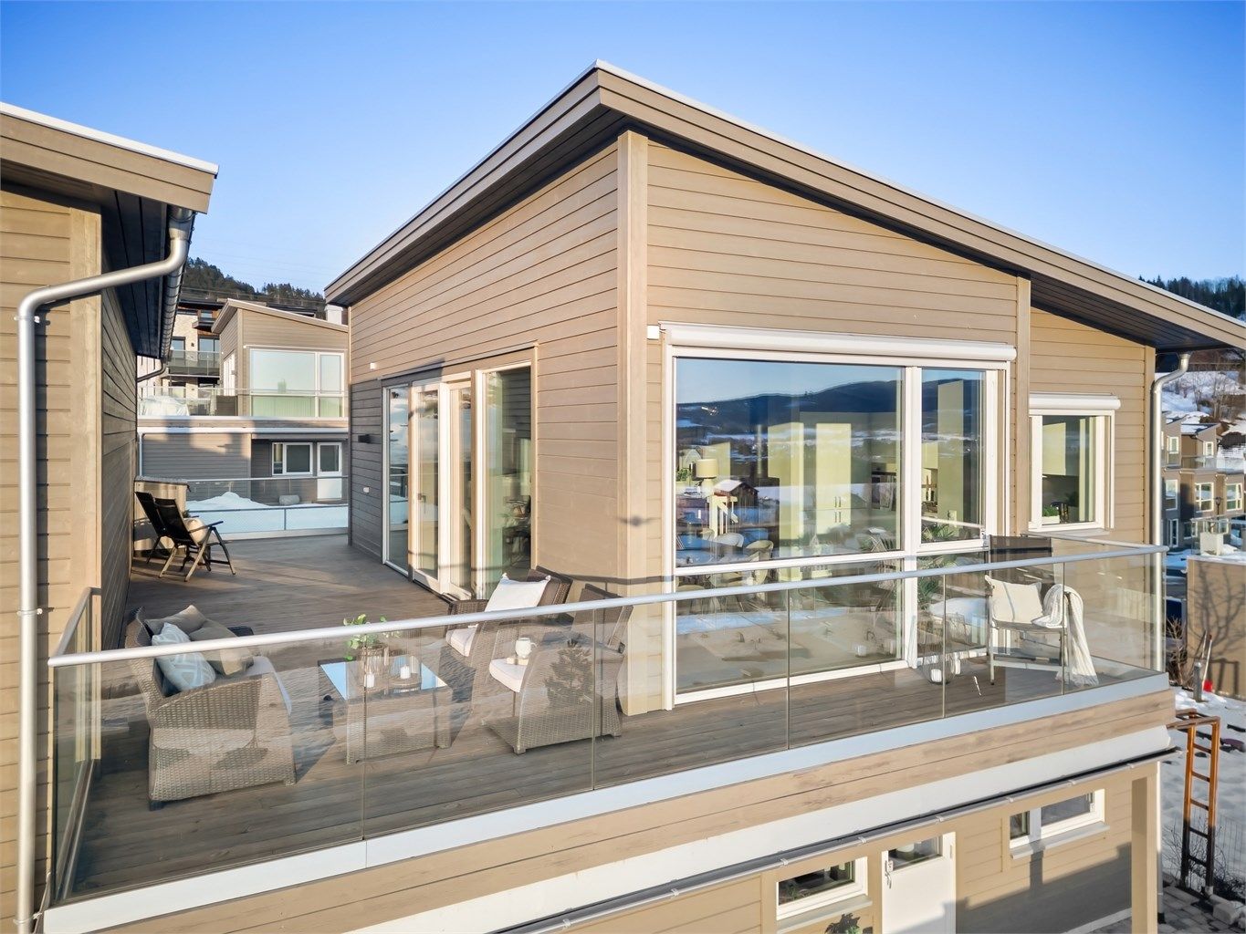 Stor veranda på ca. 48 kvm med god plass til utemøbler