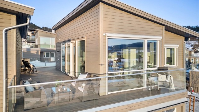 Stor veranda på ca. 48 kvm med god plass til utemøbler