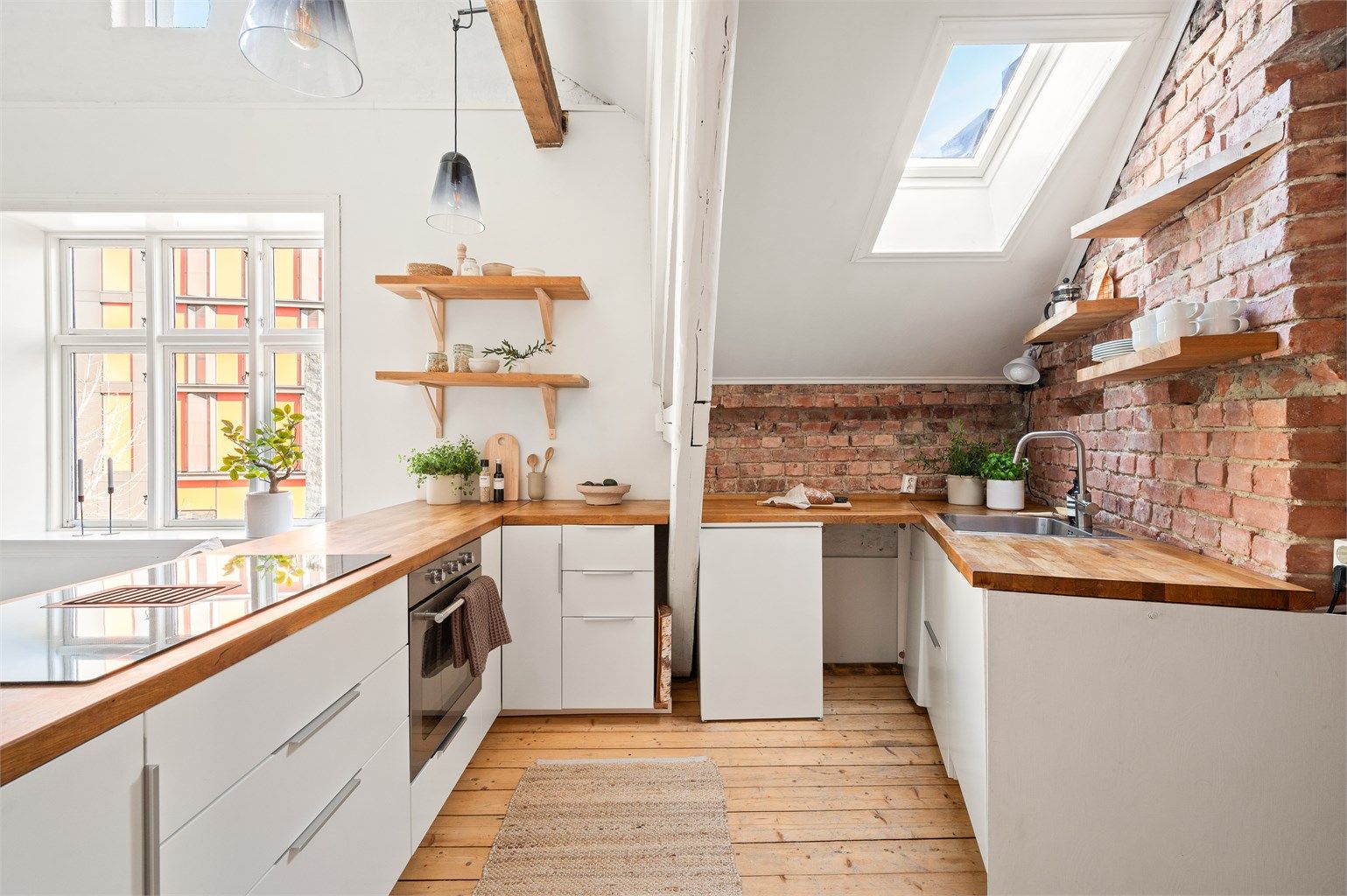 Stilrent IKEA-kjøkken fra 2019 med god skap- og benkeplass. Integrerte hvitevarer som oppvaskmaskin, stekeovn og platetopp, samt opplegg for kjøl og frys under benkeskap.
