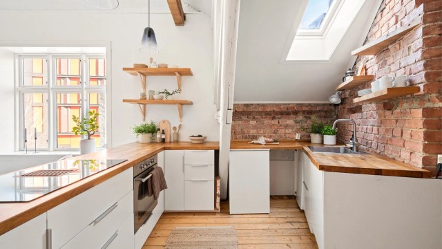 Stilrent IKEA-kjøkken fra 2019 med god skap- og benkeplass. Integrerte hvitevarer som oppvaskmaskin, stekeovn og platetopp, samt opplegg for kjøl og frys under benkeskap.