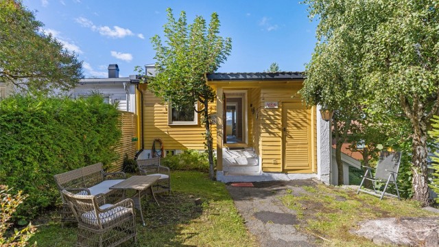 Ved inngangspartiet er det en praktisk tilgang til en utvendig bod på ca. 3 kvm