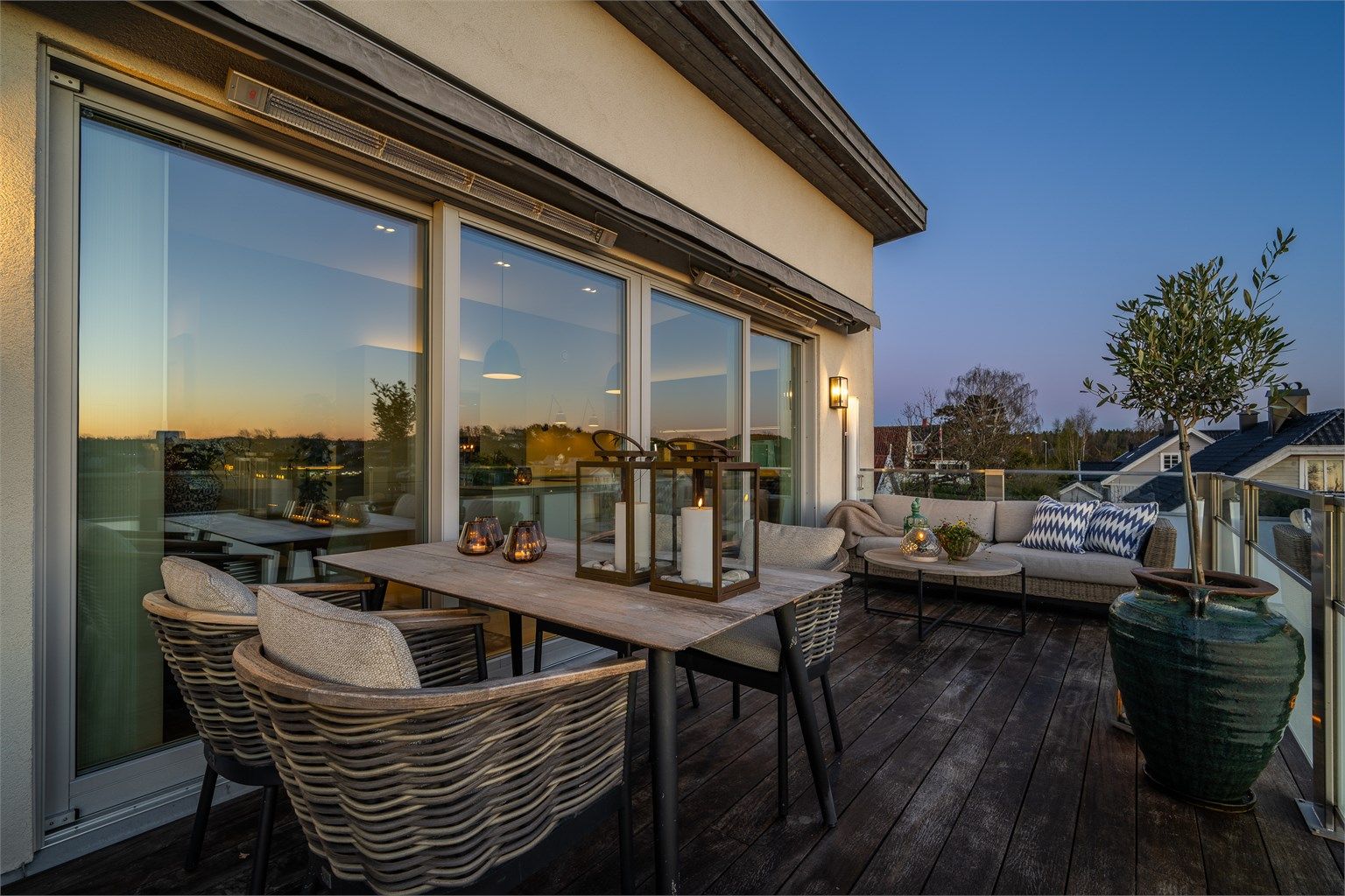 Balkongen har dekke av Cumaru-tre og rekkverk i stål og glass.