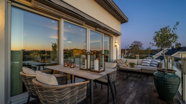 Balkongen har dekke av Cumaru-tre og rekkverk i stål og glass.