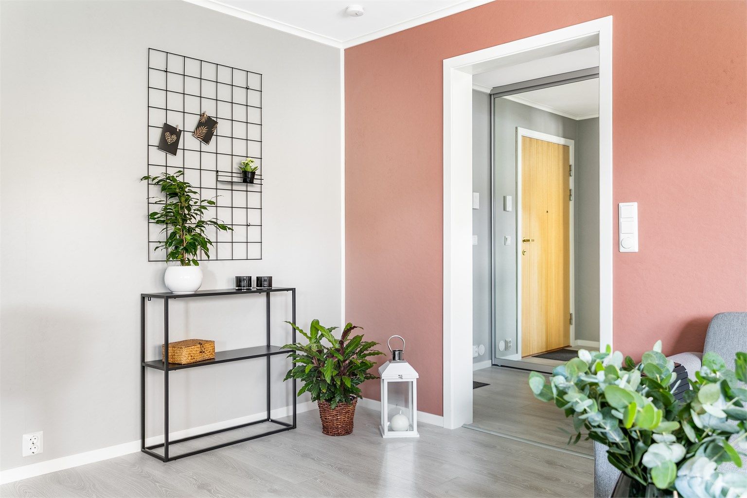 Innvendige overflater er skiftet ut eller fornyet. Utenom badet er laminat lagt på alle gulv, veggene er tapetsert eller behandlet til glatte flater og malt.