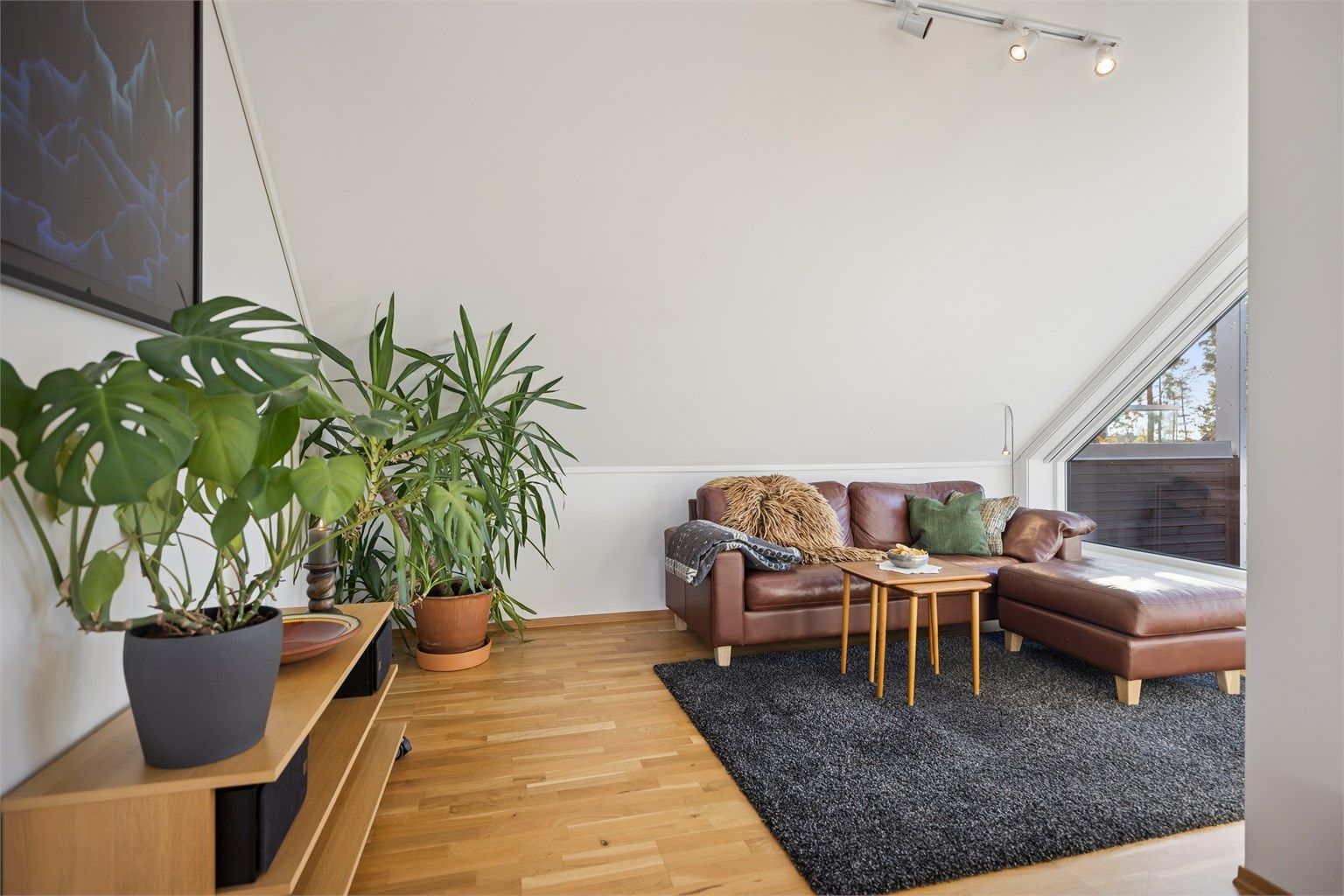 Loftsstuen gir en ekstra stue med god plass til sofagruppe under skråtaket.