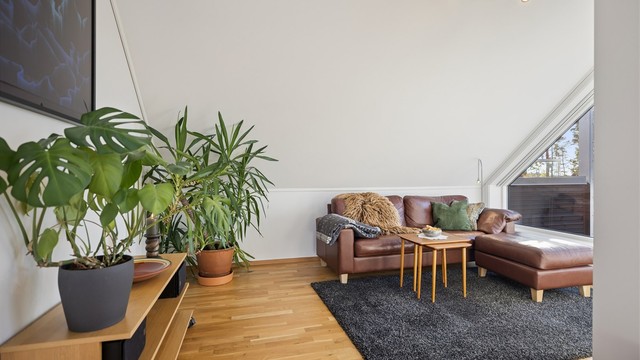 Loftsstuen gir en ekstra stue med god plass til sofagruppe under skråtaket.