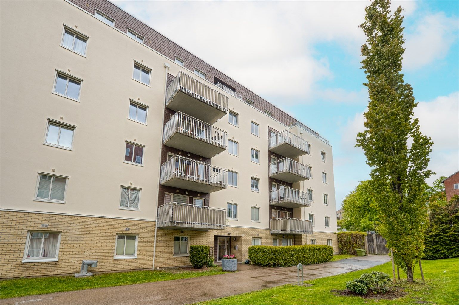 Bygget er fra 2009 og har en moderne fasade med yttervegger i betong og murverk.