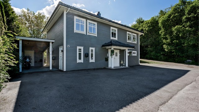 Praktisk carport med tilhørende bod for ekstra lagring.