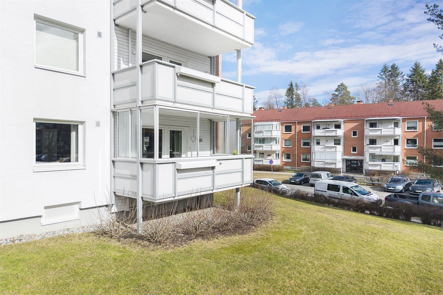 Balkongen er vendt mot rolige omgivelser. Det er en potensiell mulighet for å etablere trapp ned til grøntarealene.
