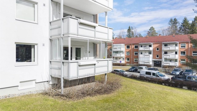 Balkongen er vendt mot rolige omgivelser. Det er en potensiell mulighet for å etablere trapp ned til grøntarealene.