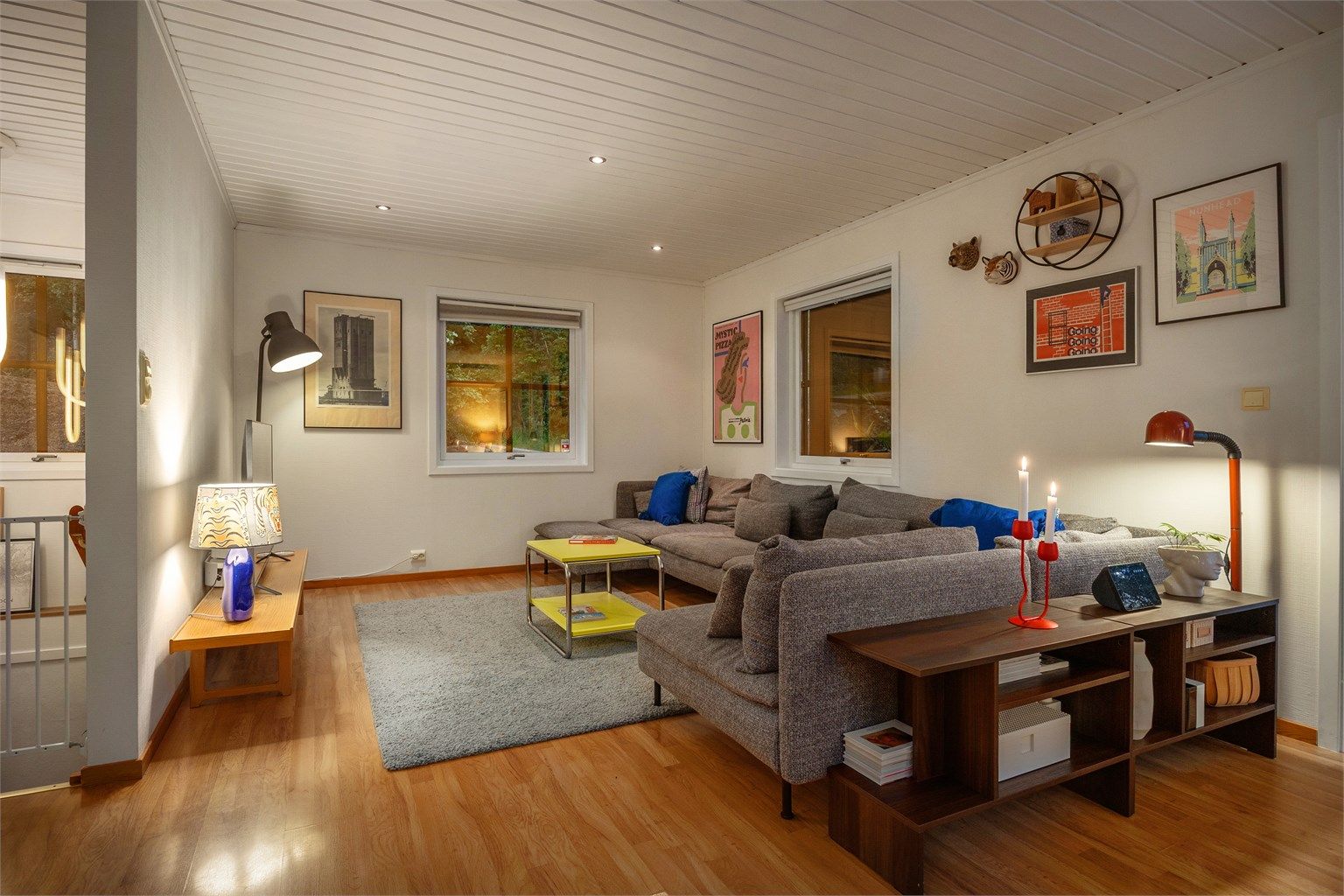 God plass til en romslig sofagruppe i stuen