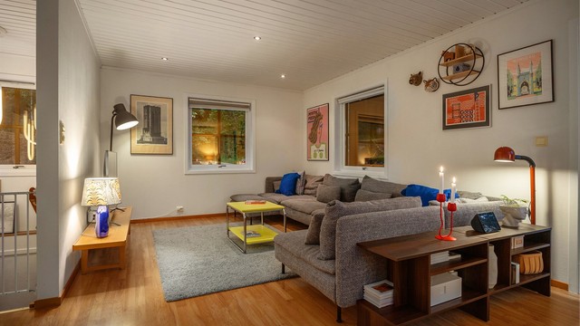 God plass til en romslig sofagruppe i stuen